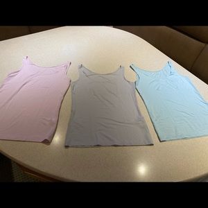 Bundle of NWOT Uniqlo Airism tank tops (3)